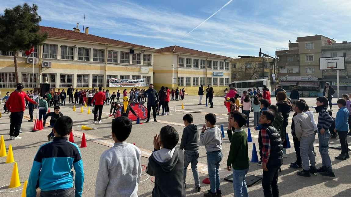 ''OKULDAŞENLİK VAR'' Gaziantep Büyükşehir Belediyesi OkuldaŞenlikVar ekibi, okul bahçemizde hazırladıkları oyun alanlarında çocuklara eğitsel ve sportif etkinlikler düzenlediler.Emeği geçen herkese teşekkür ederiz.